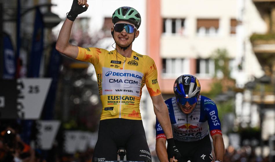 Nihče ne more zaustaviti mladeniča, Rogliča prehitel moštveni kolega