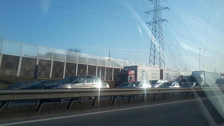 Prizor s severne ljubljanske obvoznice ob 15. uri. (Foto: bralec)