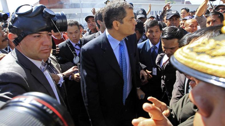 Takole je Correa nagovoril protestnike, na koncu je moral pobegniti. (Foto: Reut
