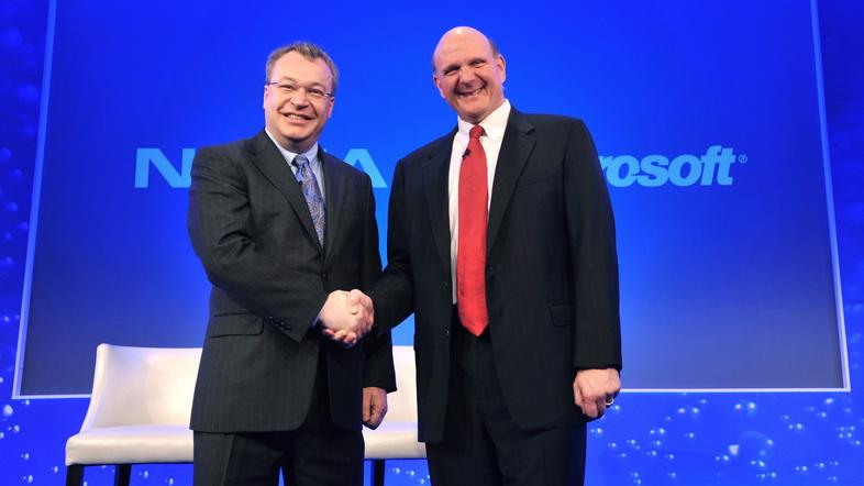 Takole sta se šefa Nokie Stephen Elop (levo) in Microsofta Steve Ballmer ob napo