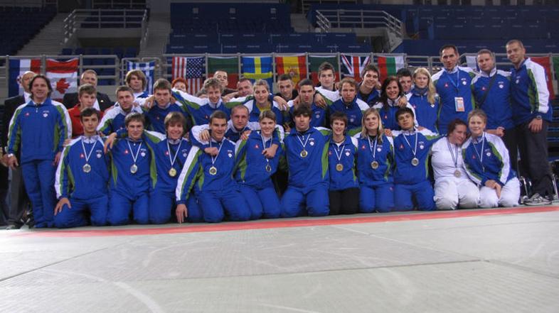 Celotna ekipa, ki je Slovenijo zastopala v Grčiji. (Foto: Rok Šuster)