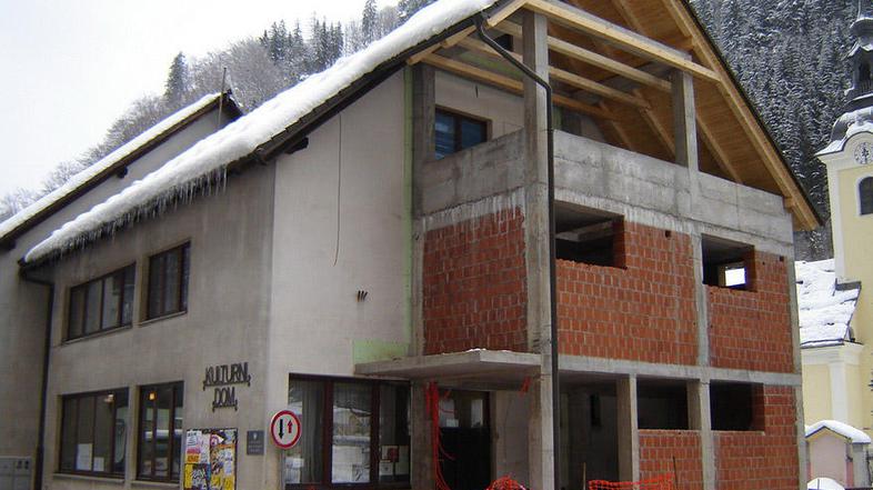 V kletnih prostorih nekdanje čevljarne Ratitovec bi mladi na 200 kvadratnih metr