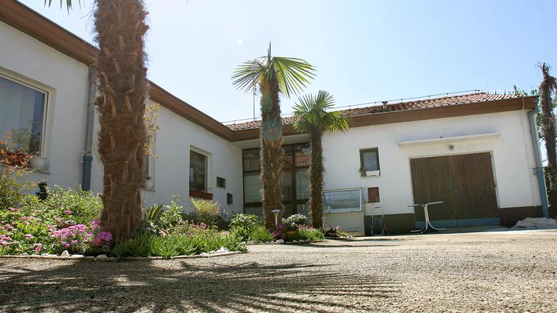 Med prodajanimi nepremi-čninami je večina zemljišč in nekaj poslovnih prostorov 