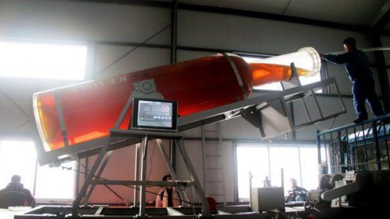 Steklenica je dolga kar štiri metre in pol. (Foto: Metro)