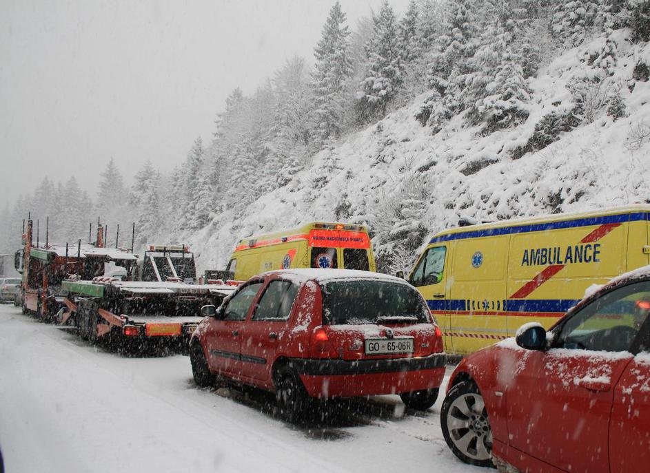 Rešilci niso mogli mimo zamaška, ker so vozniki vozili tudi po odstavnem pasu.
