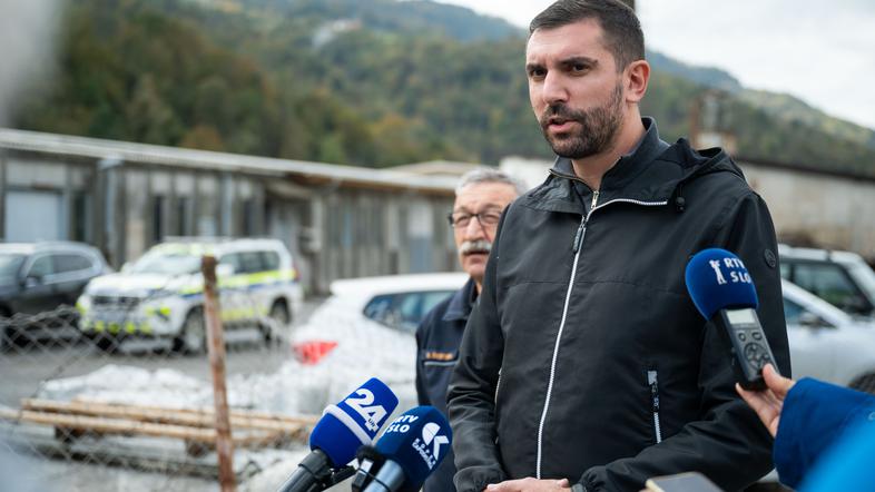 Robert Golob na obisku v Baški grapi Baška grapa poplave Alen Červ