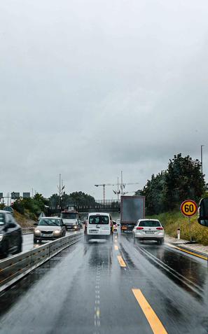 promet avtocesta vožnja dež