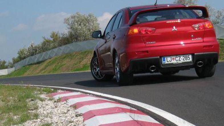 Na pisti se evolution počuti najbolj doma. Ko osvojite nastavitve pogona, menjal