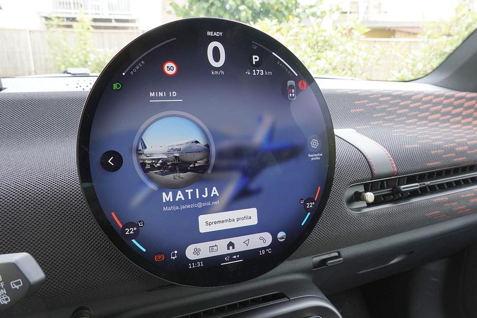 mini cooper JCW infotainment | Avtor: Matija_Janežič
