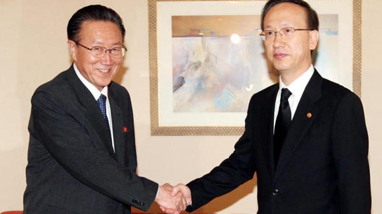 Član severnokorejske delegacije v Južni Koreji Kim Jang GonKim Yang-Gon (levo) s