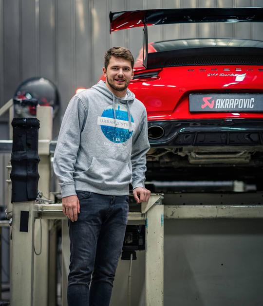 Luka Dončić pripeljal porsche 911 turbo S na dodelavo v tovarno Akrapovič