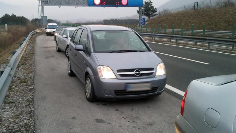 Večina voznikov je v torek obstala na odstavnem pasu, nekateri pa so vozili vzvr