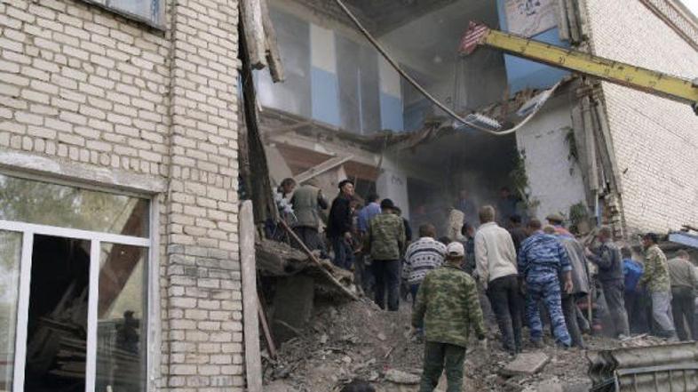 Med enajstimi otroki, ki so jih povlekli izpod ruševin, je pet otrok umrlo, štir