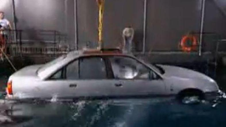 V Top Gearu so preizkusili, kako se lahko voznik reši iz potapljajočega se avtom