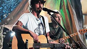 Izborite si pravico do nastopa z legendarnim pevcem skupine Foo Fighters in se p