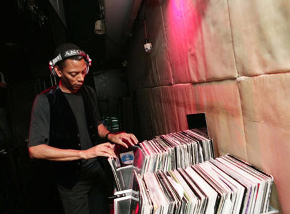 Nič nenavadnega ni, če Millsovo občinstvo občasno postoji in zgolj opazuje spekt