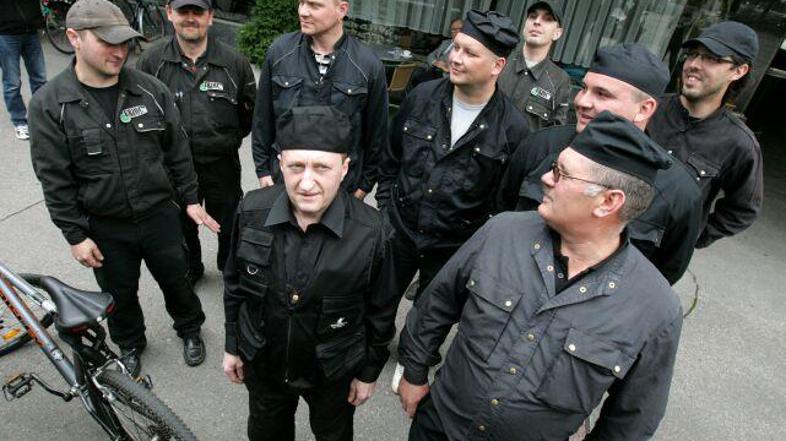 Mali dimnikarji, ki so ostali brez zaposlitve, trdijo, da so koncesije dobili po