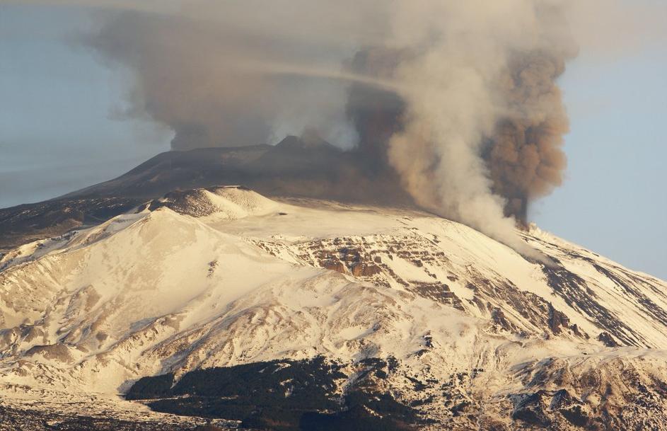 Iz Etne se ponovno dvigata dim in vulkanski pepel.