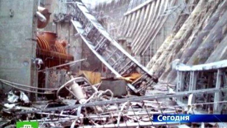 Pogled na razdejano hidroelektrarno Sajano-Šušenskaja