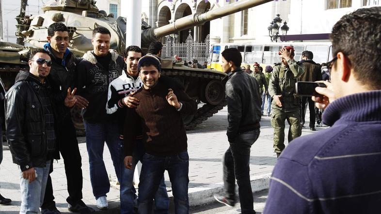 Poziranje pred tanki v glavnem mestu Tunis. (Foto: Reuters)