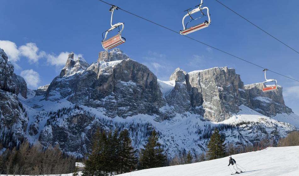 Zaradi močnega sunka vetra huda nesreča na sedežnici