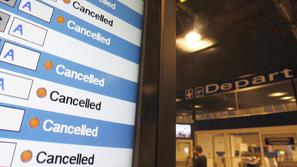 Poleti po Evropi so odpovedani do popoldanskih ur, nekateri celo za dlje časa. (