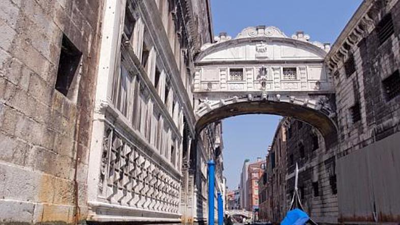 Beneškemu Mostu vzdihljajev je ime nadel britanski romantični pesnik Lord Byron.