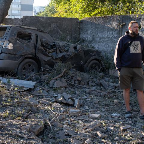 Kijev po napadu uničen avtomobil moški