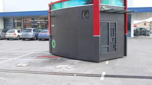 burja premaknila kiosk