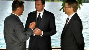Pogovor ob blejskem jezeru med Borutom Pahorjem (v sredini), Gordanom Jandrokovi
