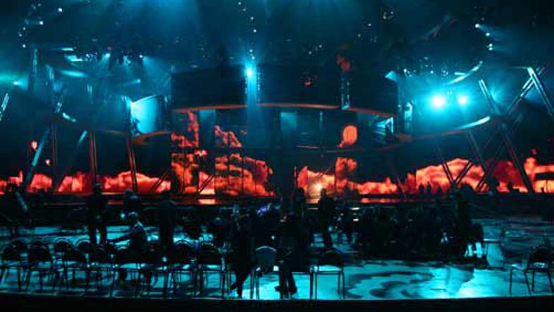 V prvem polfinalnem večeru se bo na odru predstavilo osemnajst izvajalcev.