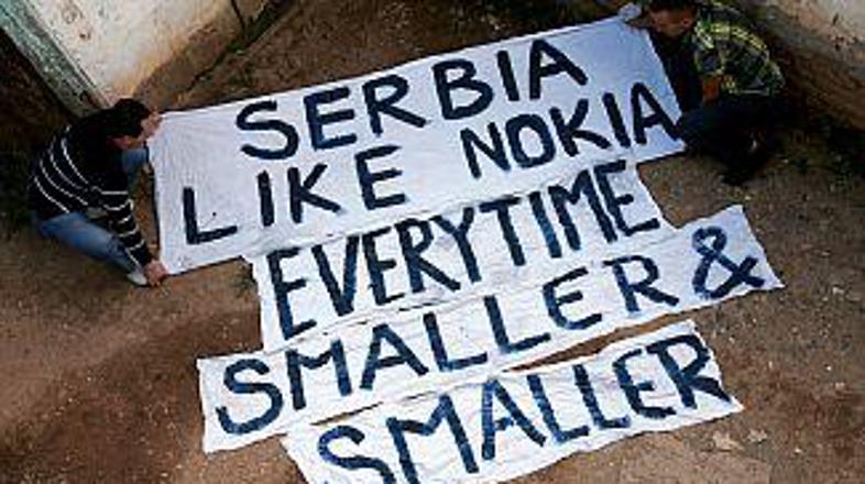 Kosovski Albanec se posmehuje Srbiji.