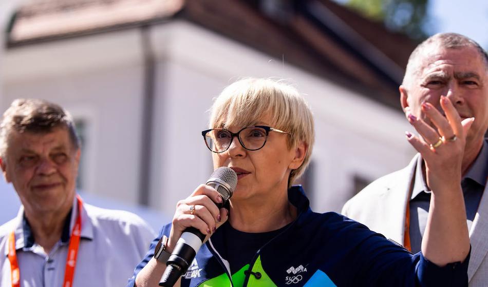 Pred Natašo Pirc Musar se je pojavila pištola: Varnostnika nista oklevala niti sekunde