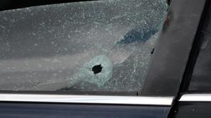 strel avtomobil okno