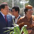 Hugo Chavez (levo) ob obisku polkovnika Gadafija v Tripoliju leta 2006. Chavez g