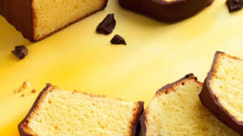 Tekne ob čaju, sadnem soku ali kavi.