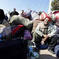 Egiptovski delavci čakajo na evakuacijo ob libijsko-tunizijski meji. (Foto: Reut