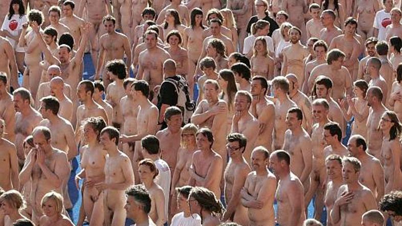 Fascinacija nad množičnostjo je velika. Če pa množico sestavljajo nagci, je še v