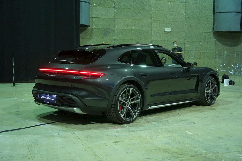 porsche taycan cross turismo