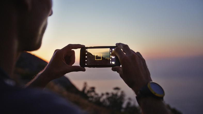Moški fotografira morje
