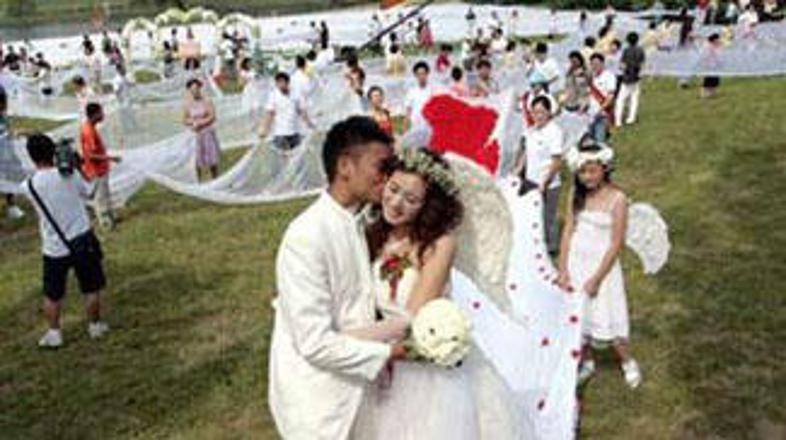 Nevesta je za seboj vlekla dva kilometra dolgo vlečko.