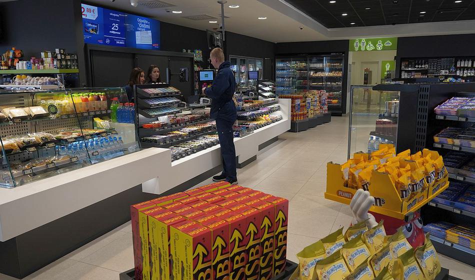 Policija išče roparja, oborožen je z nožem