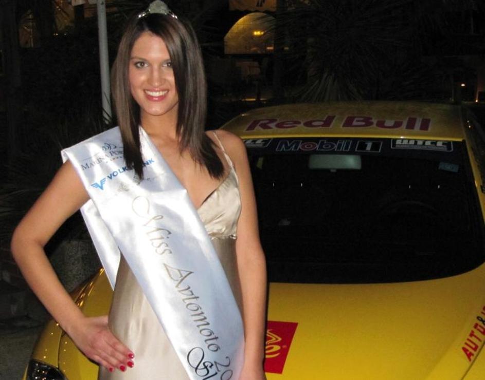 Dvajsetletna Tea Španja je v konkurenci 12 deklet postala prva miss Avtomoto Slo