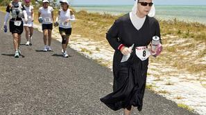 Sestra Mary Beth Lloyd se je udeležila dobrodelnega teka na Floridi, da bi opozo