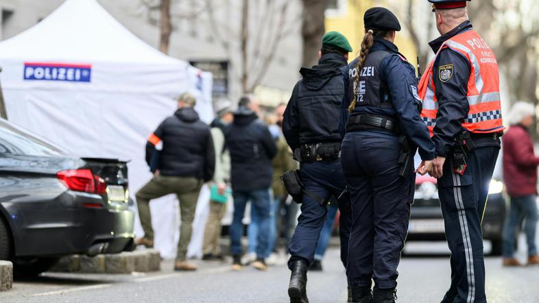 policisti na kraju, kjer so našli kovček s truplom Dunaj