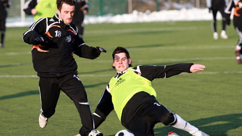 Alen Jogan na prvem treningu v opremi Interblocka v boju z Amerjem Jukanom.