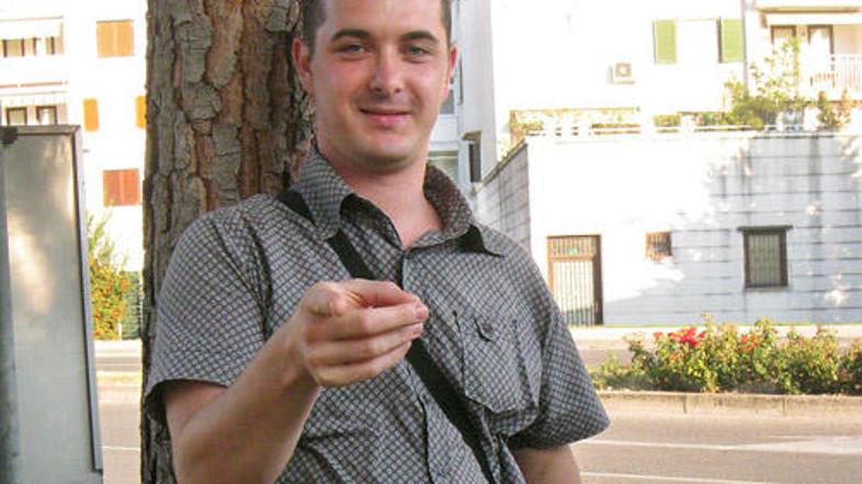 Jasnovidec Valter Aleks Gajzer se med seanso osredotoča na strankin glas, dela p