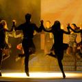Riverdance je inovativna in razburljiva mešanica plesa, glasbe in pesmi.