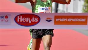 Gebrselassie se je takole zmagovito vrnil na polmaratonu na Dunaju. (Foto: EPA)