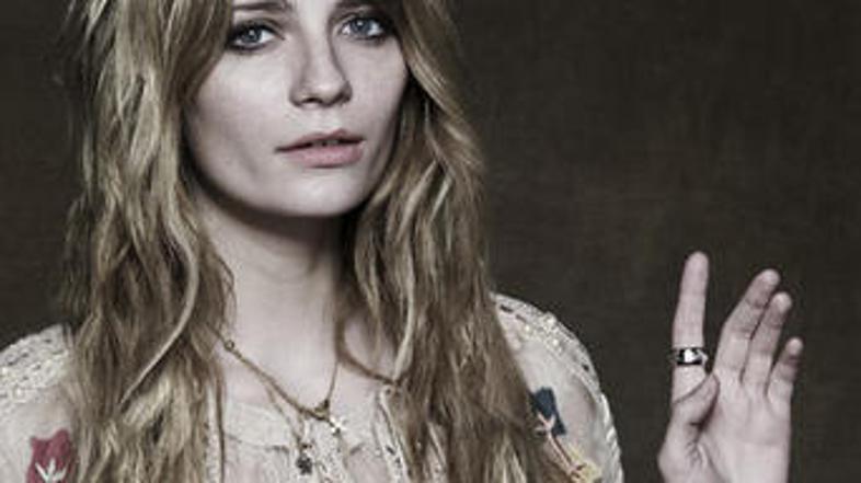 Mischa Barton je bila julija hospitalizirana zaradi blažjega živčnega zloma.